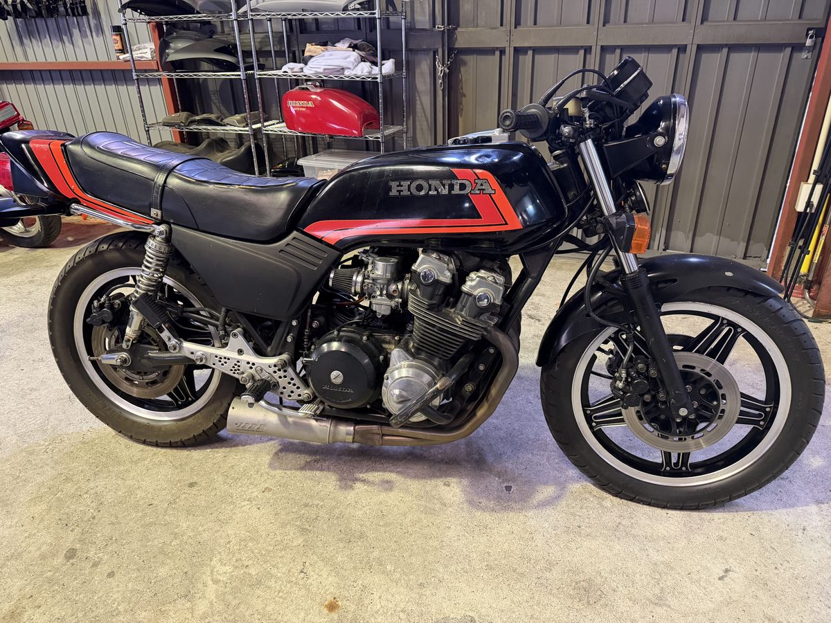 ホンダ CB750F ブラック／レッド 側面