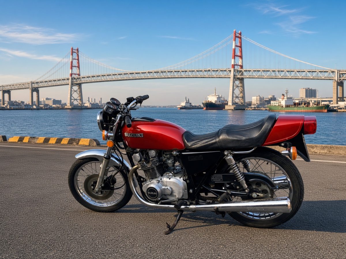スズキ GS400 レッド 赤い吊り橋を背景に
